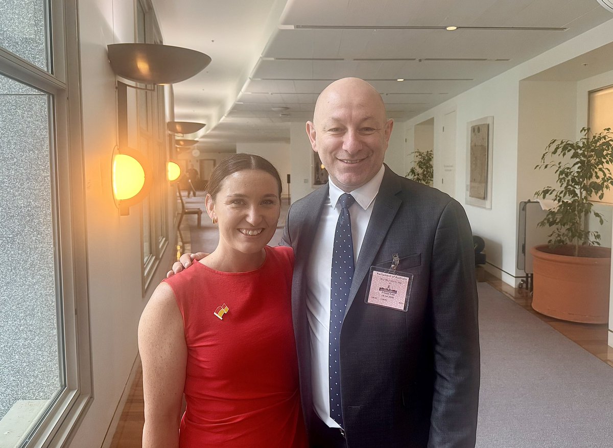 Ostrov_A's tweet image. During the Dec 14th Bondi attack in which I was shot, one of the amazing lifesavers left the nearby surf club and with no regard to her own safety, ran towards the site of the attack.

She looked after me, held my hand, helped apply first aid, while speaking to me the whole time…