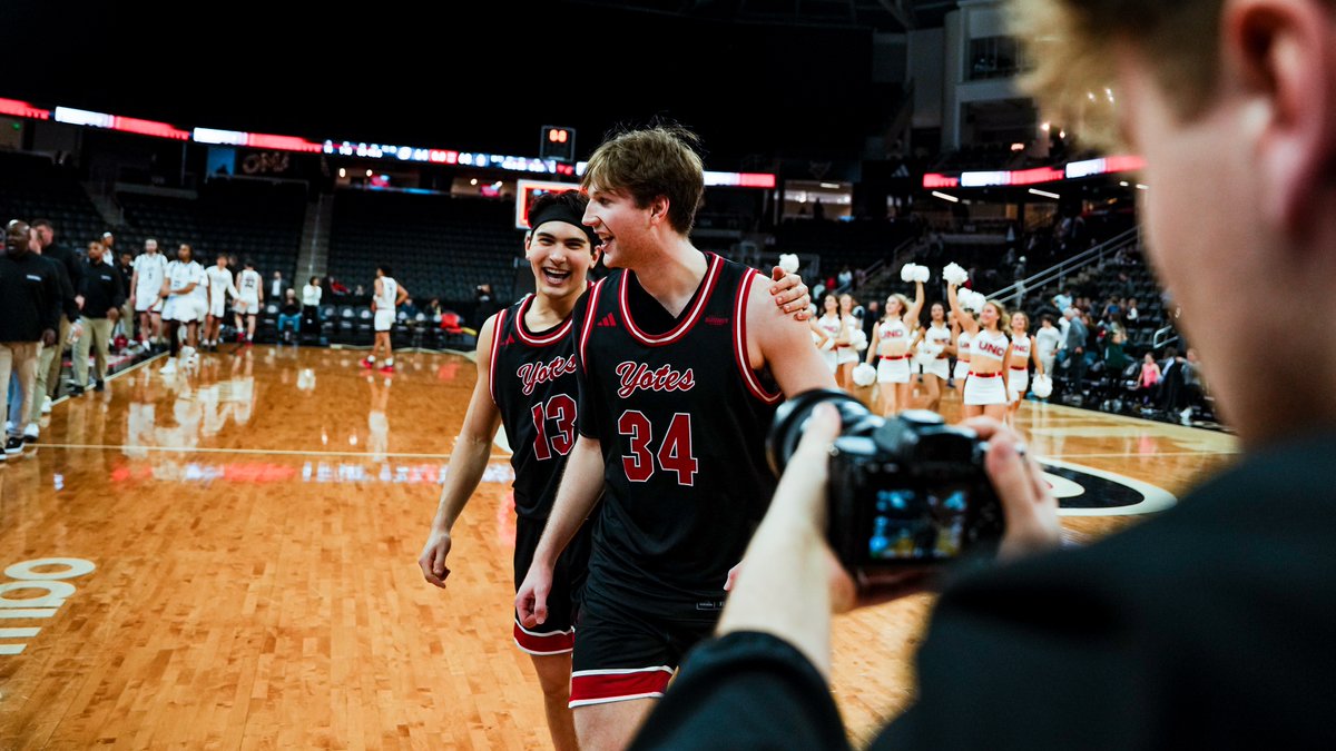 SDCoyotesMBB's tweet photo. Road Dub 😤

#GoYotes https://t.co/XkcJgoIUYn