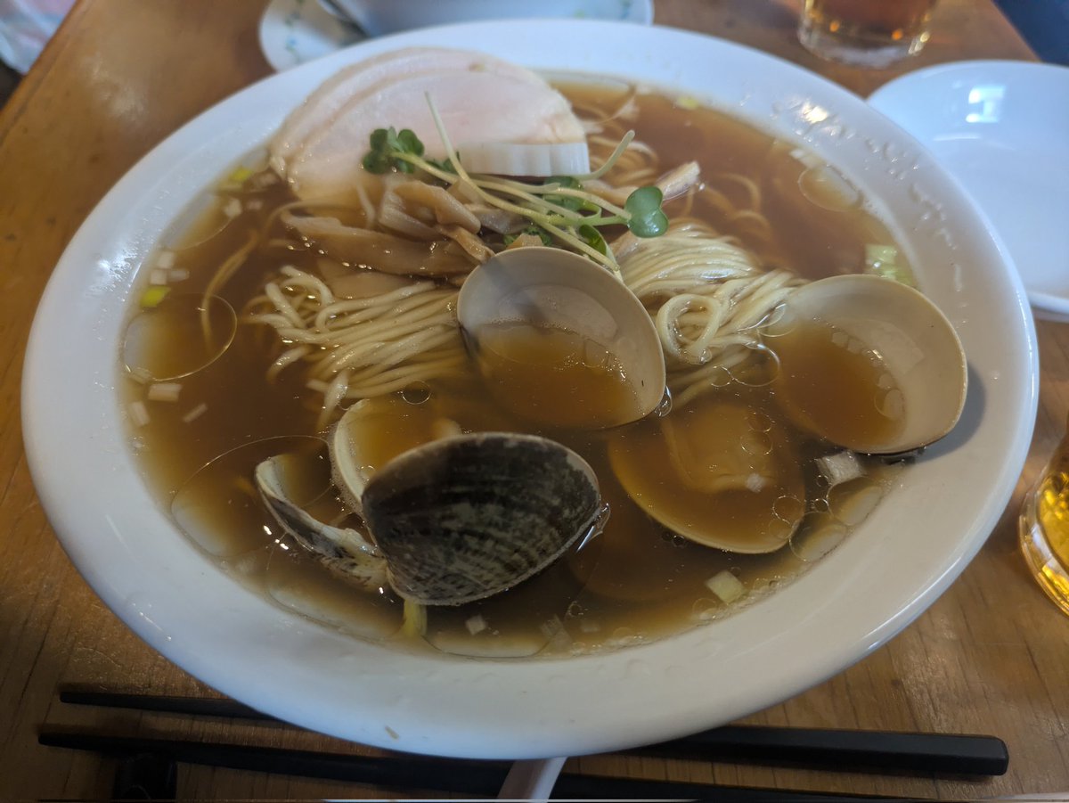 麺酒処 ふくろう
追いハマグリ中華そば正油

いつも塩だけど、醤油に浮気。
貝出汁最高。