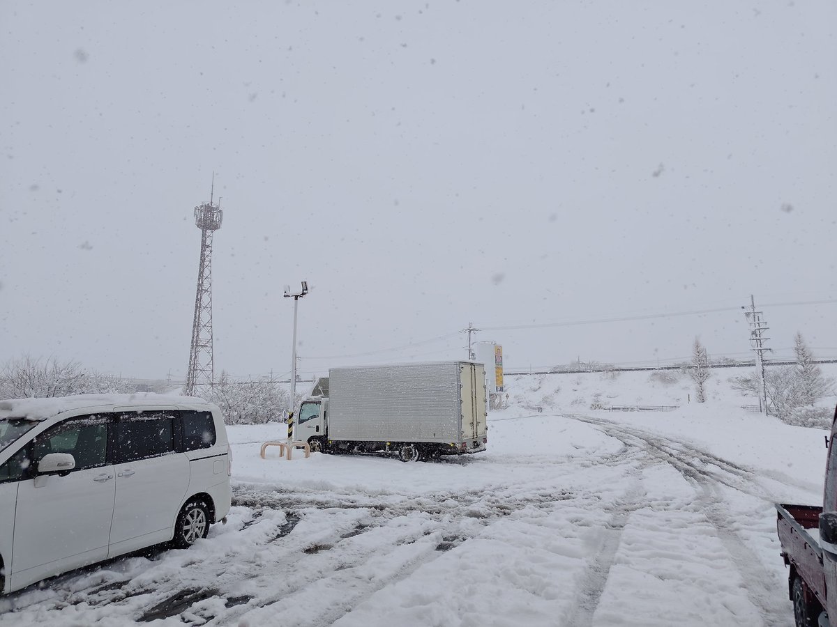 allex0811's tweet photo. 琵琶湖周辺はやはり雪国だった…！？ https://t.co/DjSdqMkgli