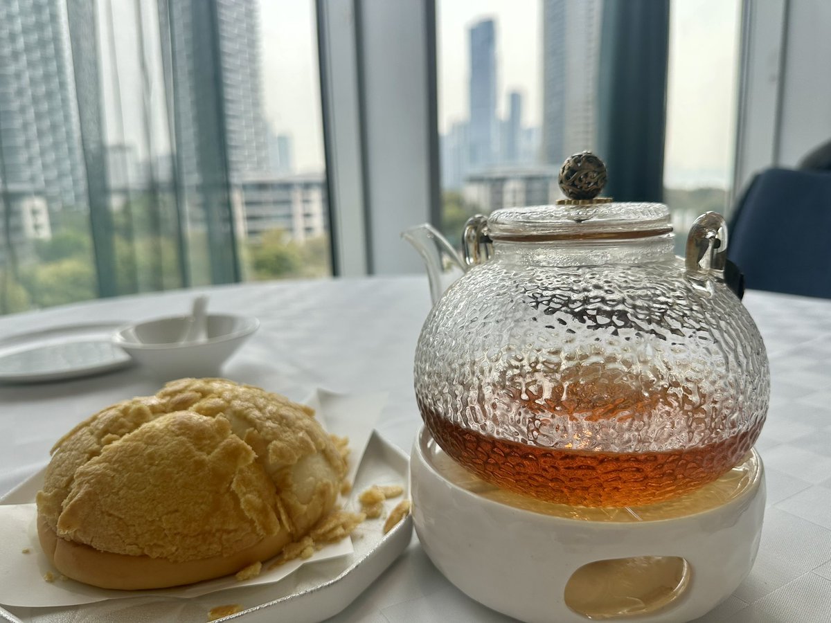 cryptobill20's tweet image. 昨晚被特朗普的 Taco 行情折腾得够呛，那个 深V 走势简直是在坐过山车，心跳加速了一整晚🤯

此刻急需这顿 广式早茶 来“回魂”，菠萝包的酥脆，配上一壶热茶，慢慢把那颗悬着的心放回肚子里🫂

市场再疯，饭还是要吃，茶还是要叹💪 

#TrumpTaco #DeepV #美股 #港股 #早茶 #TradingLife #投资 #一盅两件