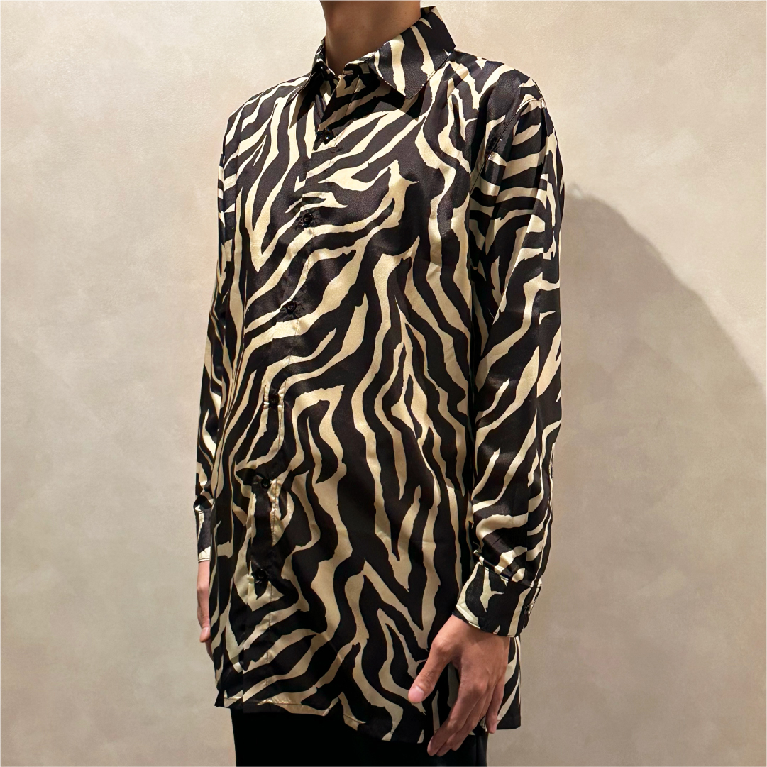 take_s_store's tweet photo. 【竹書房STORE春の陣withC107事後通販】

\春の陣受注新商品のご紹介②👔✨/

・神域アカギシャツ

「天」に登場するアカギのシャツが待望のグッズ化！
サイズ展開にはなんと想定される「アカギサイズ」をご用意。受け継がれる神域の証っ...！

🗓️受注受付期間
1/22(木)～2/22(日)23:59まで

🛒ご購入はこちらから
https://t.co/YilEinLG1q

#C107 #コミケ #竹コミ始動 #竹書房STORE #アカギ #ざわ #福本伸行