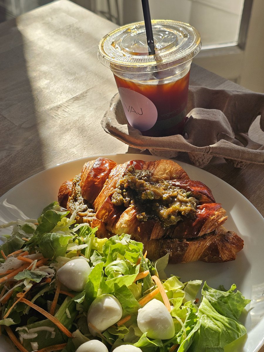 Do_YaJi's tweet photo. 내가진짜맛집으로 유난 안떠는데 여기 피스타치오 크루와상은 걍 ˗ˋˏ미쳤음ˎˊ˗ 
포장해오느라 쩜 찌그러졌는데 진짜 넘 맛있어서 간만에 눈이 번쩍뜨임..
누군가 같이 먹어줬으면하는맛 https://t.co/NDDHGgtSQq