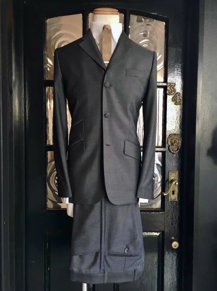 来るシーズンに向けて…🌸
【JtG Original Suits, Blazers🇬🇧】

正統派Modsスタイル
をお求めの方へ

UK36 ☆ JtG Tonic Suit 【Mid-Charcoal】

現在、ブライトン本店でも
希少な大人気カラー
「 Mid-Charcoal Tonic」

[サイズ]
ジャケット/トラウザー
UK36R/W32(Sサイズ相当)
※Rはレギュラー丈