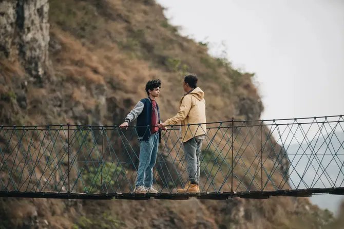 Didukung akting hebat dari Ali Fikry, Dian Sastro &amp; Ringgo Agus Rahman, ESOK TANPA IBU jadi sebuah film keluarga yang berbicara banyak walau tak terasa banyak konflik terjadi.

Dampak teknologi, komunikasi anak-ayah &amp; perjuangan menghadapi kehilangan adalah beberapa diantaranya.