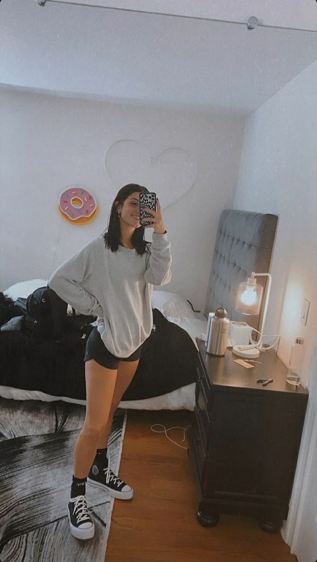 simp44charli's tweet photo. Prime Charli mirror selfies go SO HARD https://t.co/mfYLXoaK0J