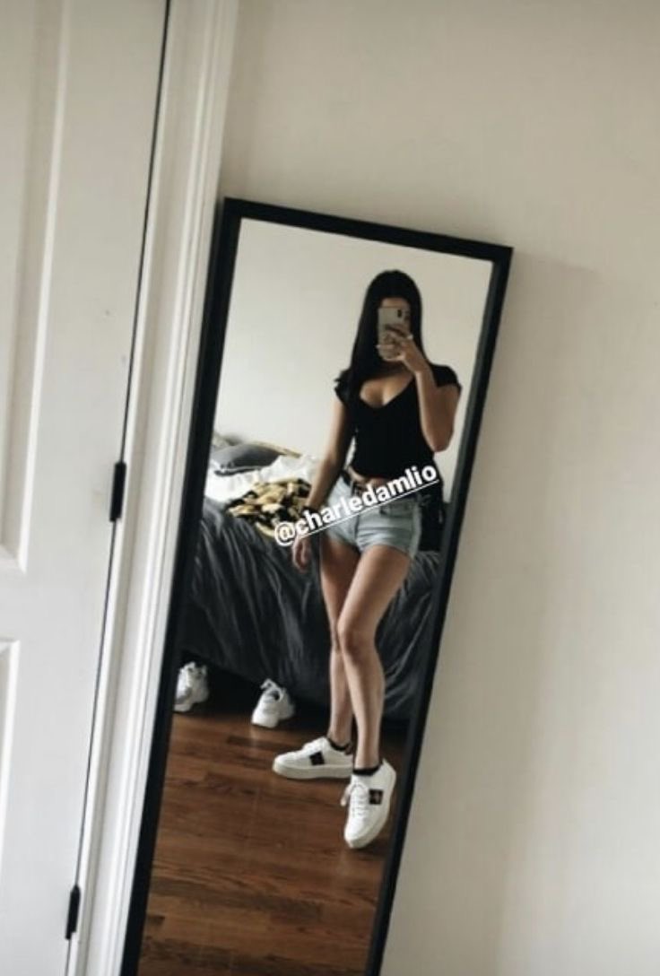 simp44charli's tweet photo. Prime Charli mirror selfies go SO HARD https://t.co/mfYLXoaK0J