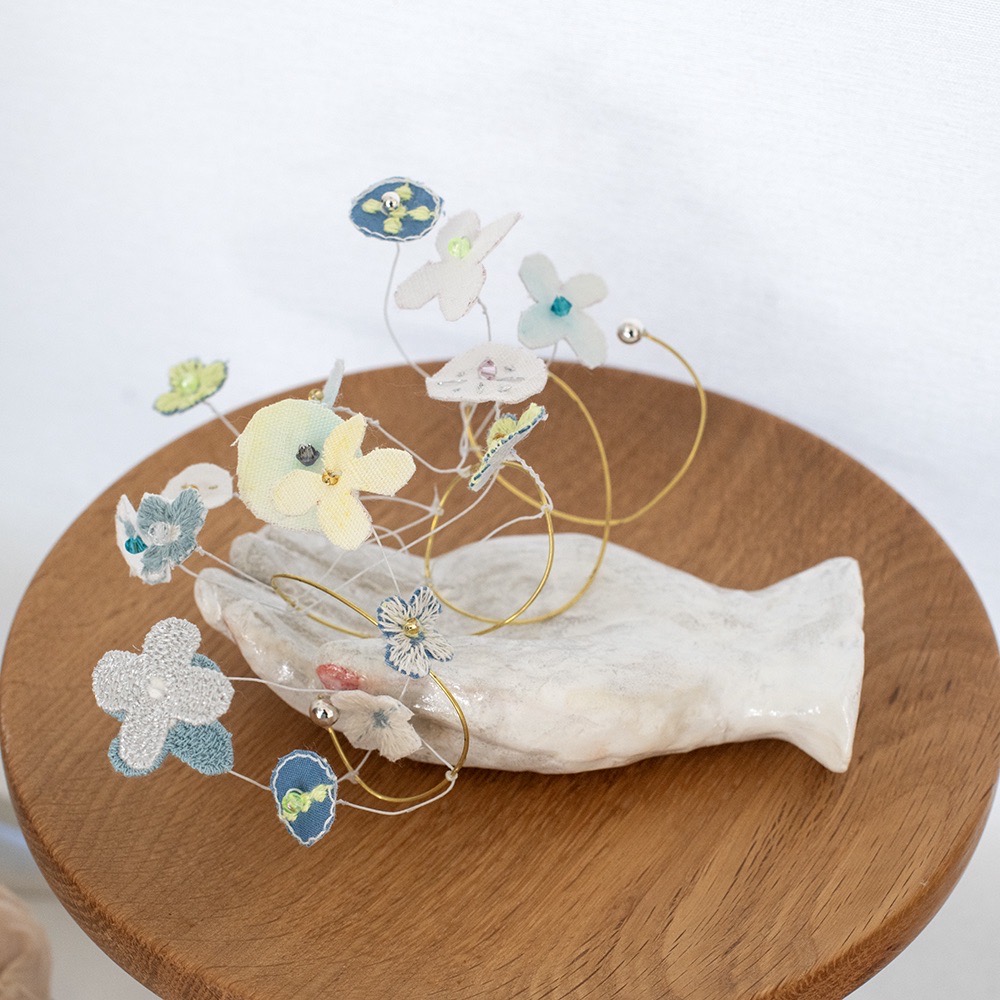 douxdimanche's tweet image. 縫い絵作家の大島亜佐子さんによる 「ぬいきものたち　旅する縫い絵アトリエ exhibition」で目を惹くこちらは

ペラペラヨメナ🌱
 
路傍に咲く野花をモチーフに作られており
置いても吊るしても
アクセサリーにしても可愛いオブジェです

オンラインショップはこちらです＞ 2dimanche.shop-pro.jp/?mode=cate&amp;amp;cbi…