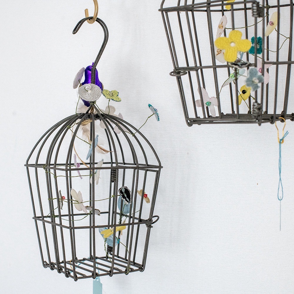 douxdimanche's tweet image. 縫い絵作家の大島亜佐子さんによる 「ぬいきものたち　旅する縫い絵アトリエ exhibition」で目を惹くこちらは

ペラペラヨメナ🌱
 
路傍に咲く野花をモチーフに作られており
置いても吊るしても
アクセサリーにしても可愛いオブジェです

オンラインショップはこちらです＞ 2dimanche.shop-pro.jp/?mode=cate&amp;amp;cbi…