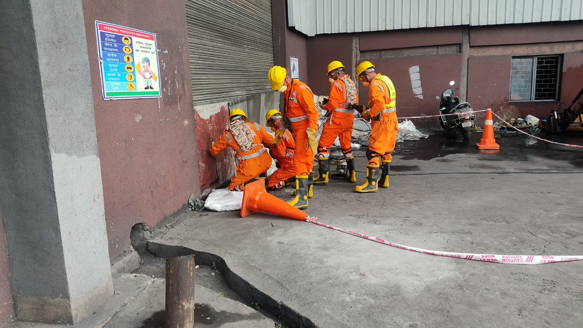 09NDRF's tweet photo. A #Mock_Drill on CBRN (Chemical, Biological, Radiological and Nuclear) preparedness was successfully conducted by 9 BN NDRF, Bihta, Patna a/w Team #CISF, DVC #KTPS at the premises of #DVC #Koderma Thermal Power Station (KTPS).
@NDRFHQ
@dckoderma https://t.co/HRms4rsf3K