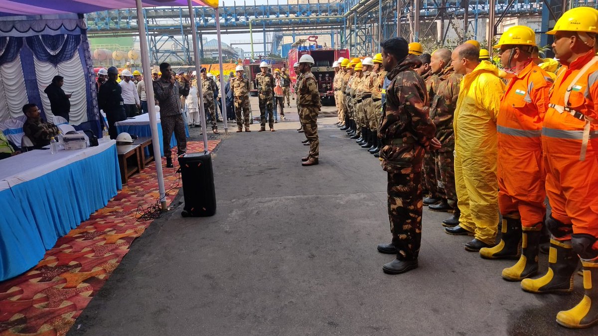 09NDRF's tweet photo. A #Mock_Drill on CBRN (Chemical, Biological, Radiological and Nuclear) preparedness was successfully conducted by 9 BN NDRF, Bihta, Patna a/w Team #CISF, DVC #KTPS at the premises of #DVC #Koderma Thermal Power Station (KTPS).
@NDRFHQ
@dckoderma https://t.co/HRms4rsf3K