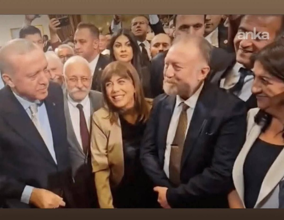 YAHUDİLER VE KÜRTLER
Yeryüzü bir kurtlar sofrasıdır.
Her ulus kendi güç ve imkanlarını zorlayarak, büyük riskleri göze alarak kendi varlığını korur.
Kendi varlığına kastedenlerle savaşır, onları zayıflatır, kendisine güç veren imkanları değerlendirir.
Dünya ilahi adaletle, ahlak