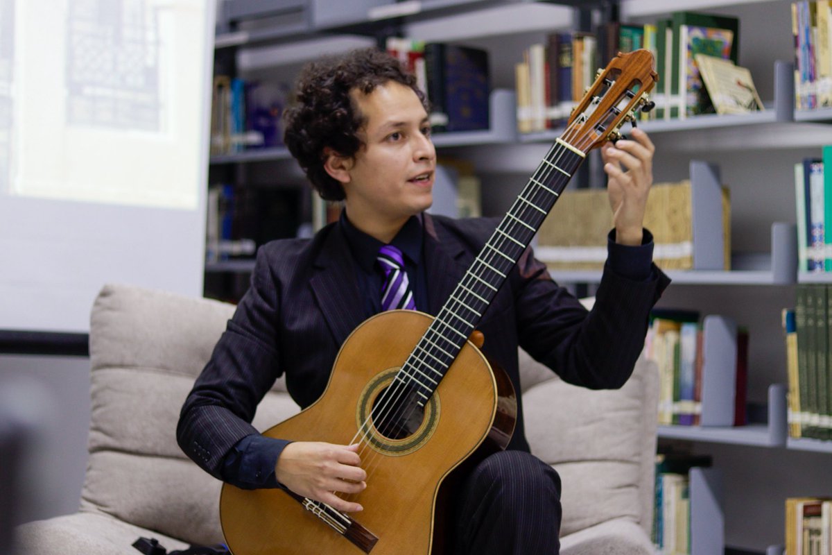 FacsimilC's tweet photo. #Cuu #Cultura | “Paréntesis cultural”. La noche de este miércoles 21 de enero, la biblioteca Miguel de Cervantes recibió a Jorge Fuentes, quien presentó su exposición titulada “Arte, identidad y resistencia: desde una tierra que aún aprende a escucharse”. https://t.co/ShOVfbiGTt
