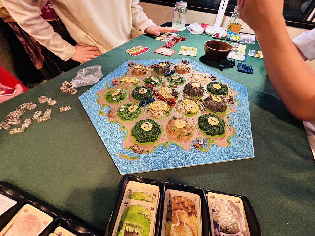 machidacapsule's tweet photo. 本日1月22日のカプセルは18時より #木曜ボドゲ会 です！

🎲全卓相席可！おひとり様大歓迎です！
🎲ボドゲ初心者様大歓迎！
🎲遊びたいゲームの持ち込み可！

参加費は席料550円＋ご飲食代のみ！
ご予約はリプorDMにて！
町田でボドゲ仲間をお探しの方はぜひお気軽にご参加下さい！ https://t.co/9yoNuVQ8cP