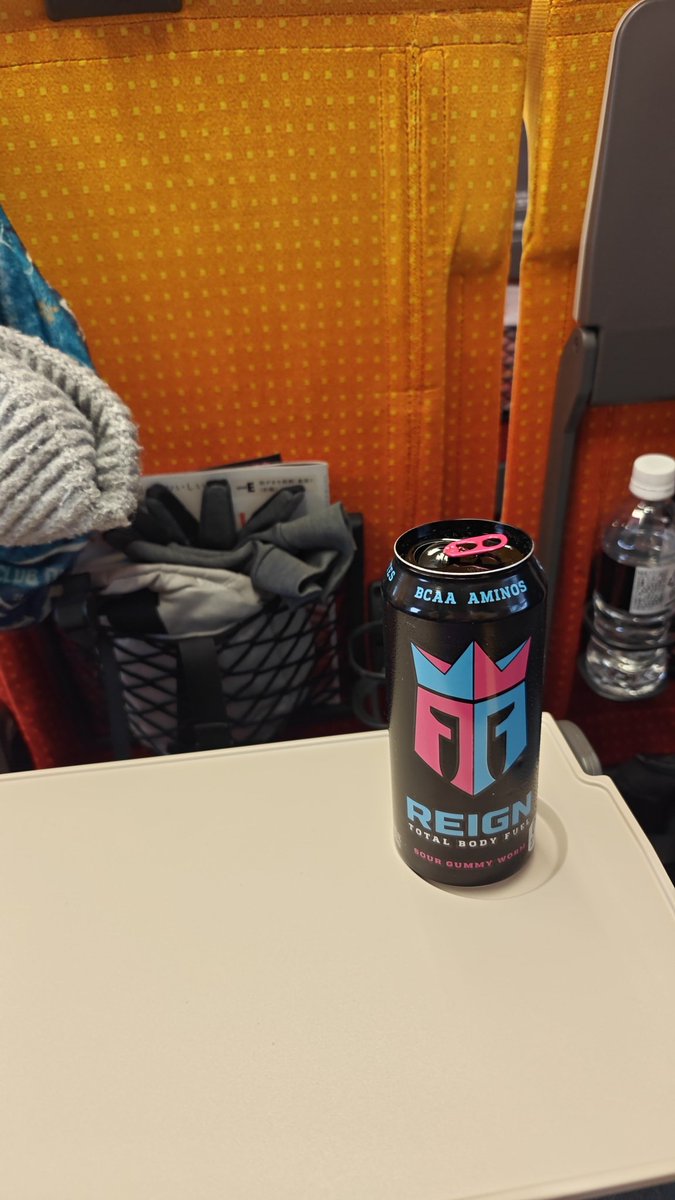 Mahg0's tweet image. ライブショー用にエナジードリンクを持ってきたのに、今まで忘れていた。w