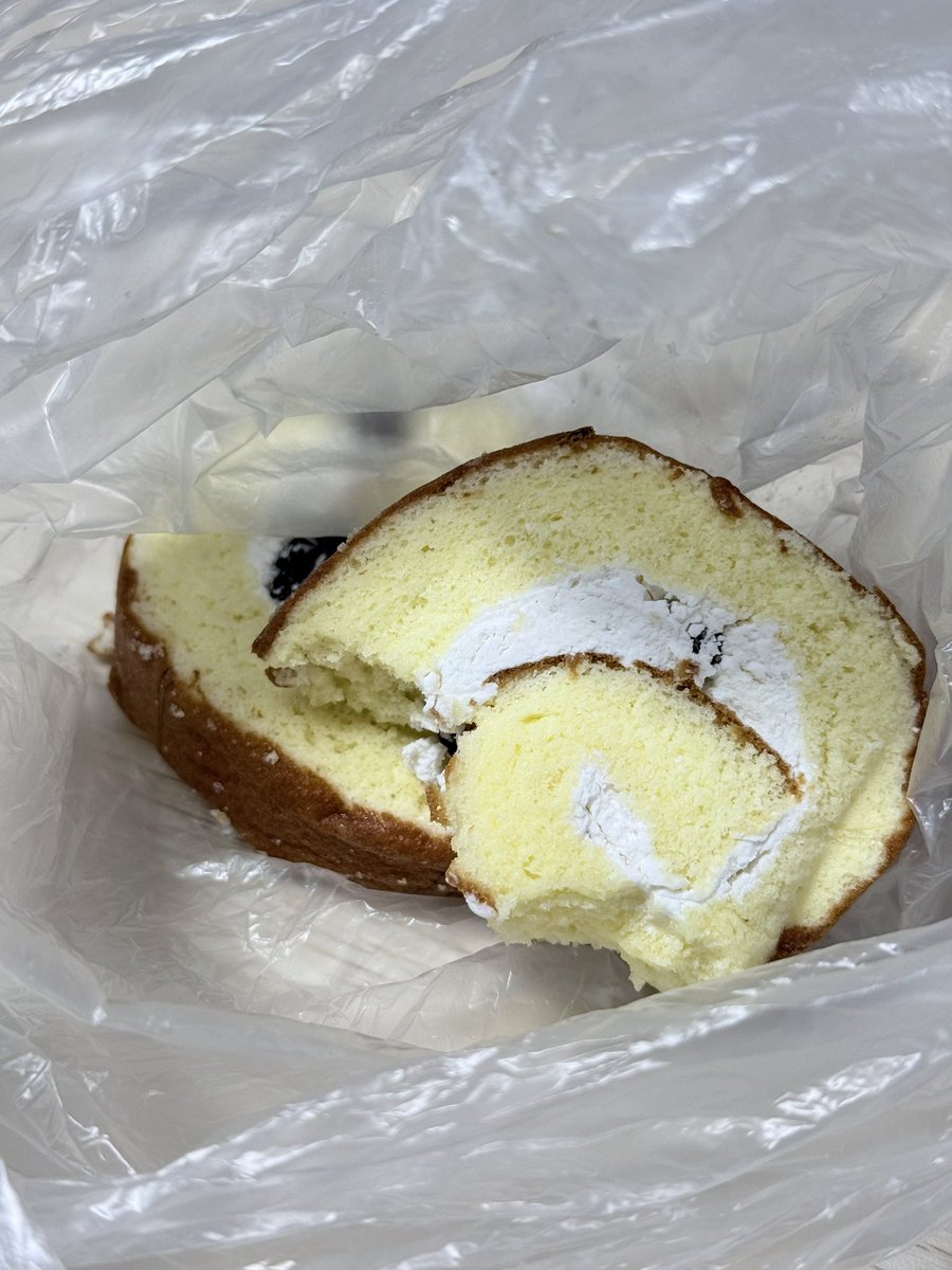 thatissosick's tweet image. 케이크 얼려먹는거 왤케좋지
선물받은 롤케이크 소분해서
얼려놓고 야금야금 빼먹는데
부드럽지만 서걱서걱한 크림이 너무조흠..