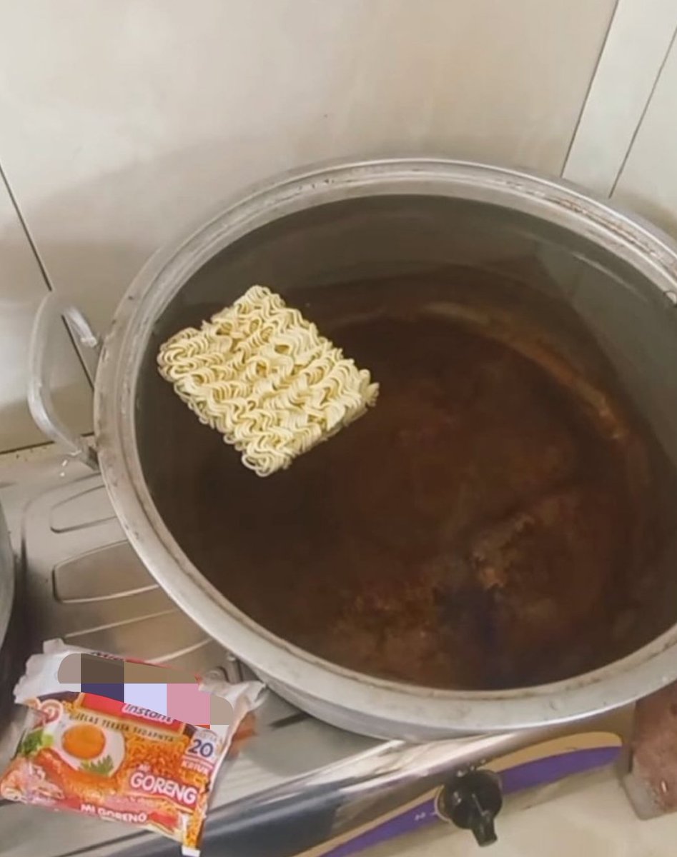 ArissaVanta's tweet photo. Akhir bulan cuma bisa masak mie😞 https://t.co/jWLMyC3OpU
