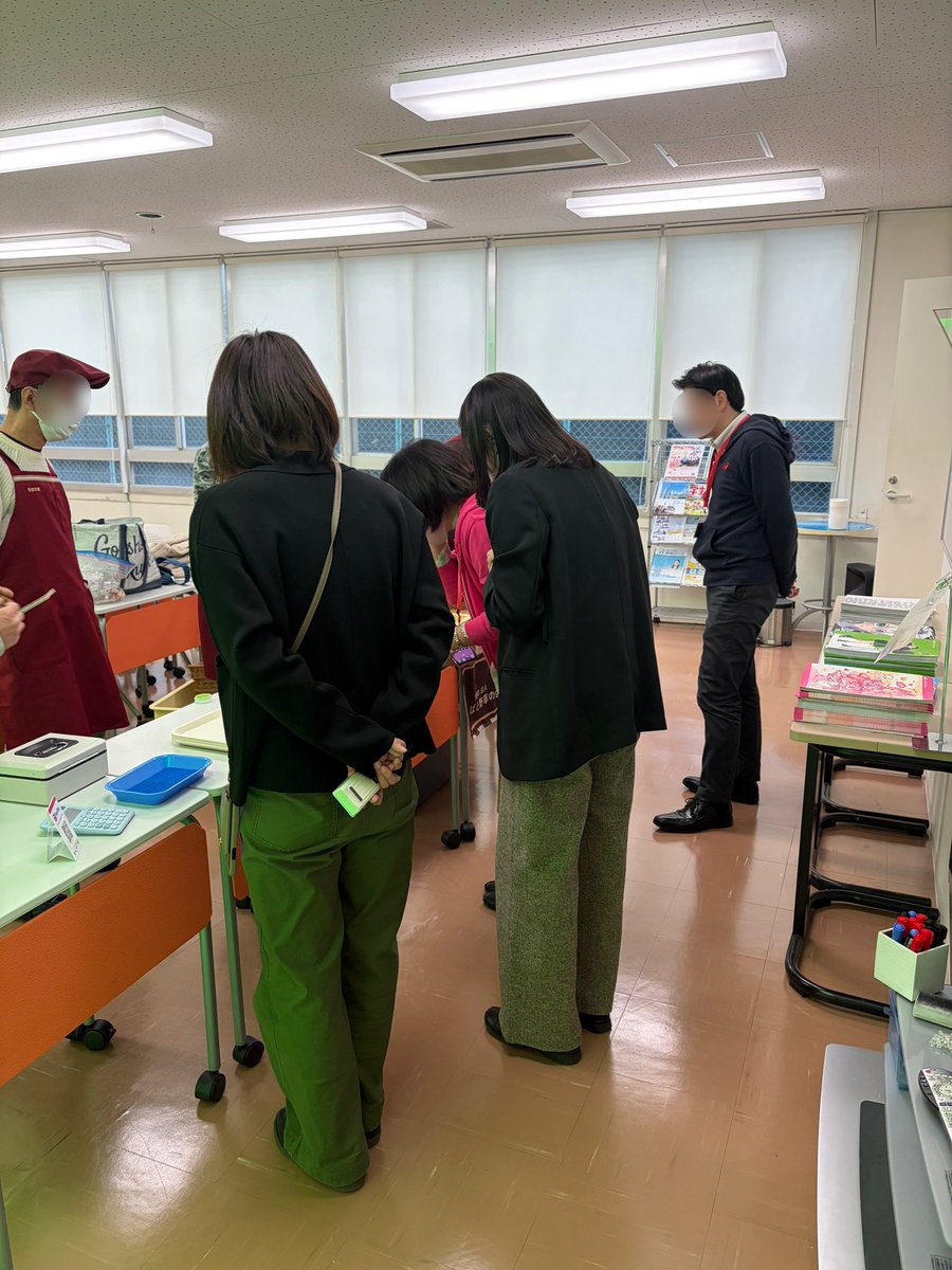 今日はお昼にパンや焼き菓子の出張販売がありました🍪🥐
お昼休みになった瞬間に学生たちが並び始めて大盛況！！
その様子をパシャリ📸(気づいたデザイン学科のみんながファンサしてくれました😽)

学生たちのお買い物のあと、先生たちも続々と…🙌🏻

(就職課：新舘🐒)