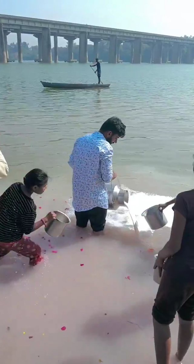 “एक तरफ भूखी आँखें दूध की एक-एक बूंद के लिए तरस रही हैं, और दूसरी तरफ आस्था के नाम पर वही दूध नदी में बहाया जा रहा है—यही हमारे समाज का सबसे कड़वा सच है।”