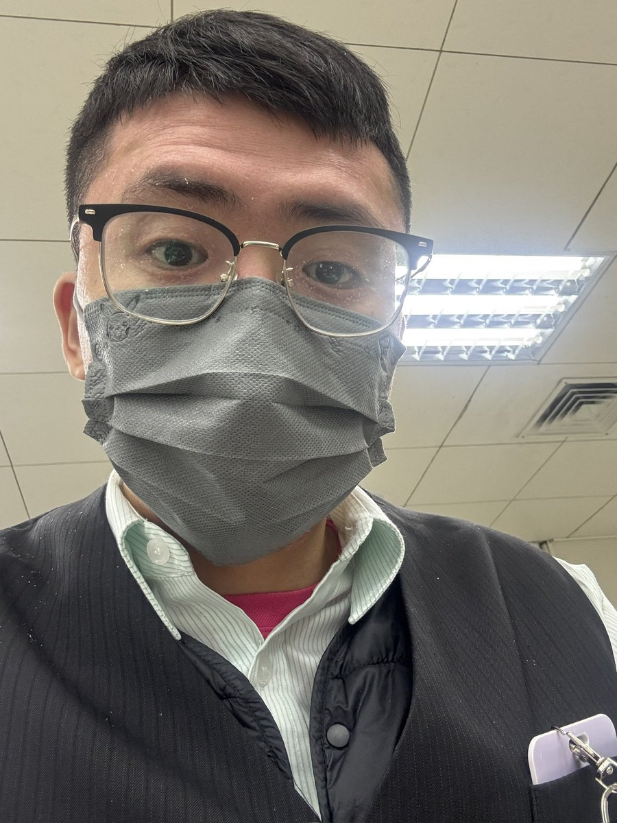 昨天檯帳多900
結果今天少900

我把10萬過給別人
隔壁才發現我捆鈔
1000*100要捆成10萬
我裡面夾1張100
難怪多 白癡死
差點害別人少錢

櫃檯好容易噴錢啊(;´༎ຶД༎ຶ`)
雖然現在只賠45