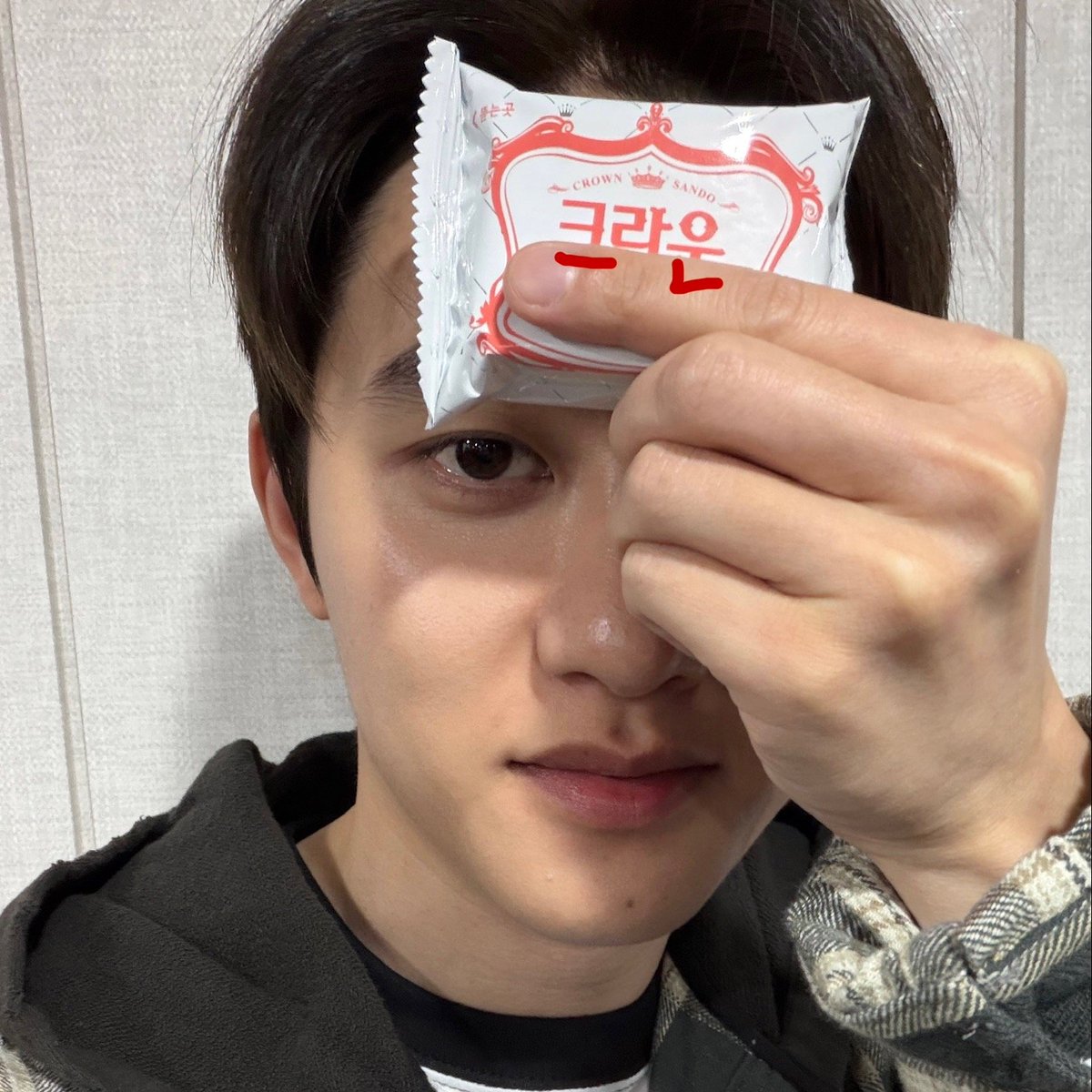 気になって仕方ない
ギョンス君が持ってるお菓子
👑クラウンサンド
韓国の国民的お菓子って
食べてみたいな~
🍪(´◉♡◉`)🍪
 #EXO #Kyungsoo #CROWN