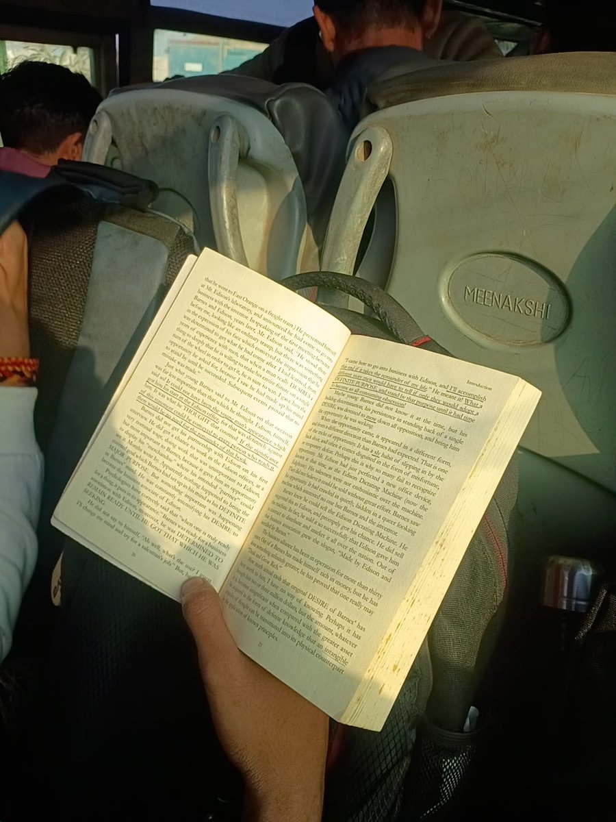 _Utkarsh_7_11_'s tweet photo. Pages open.
Silence inside.

#DarkPoetry #QuietChaos #ReaderInTransit #MorningShadows #BusThoughts https://t.co/QDjI7QJNIb