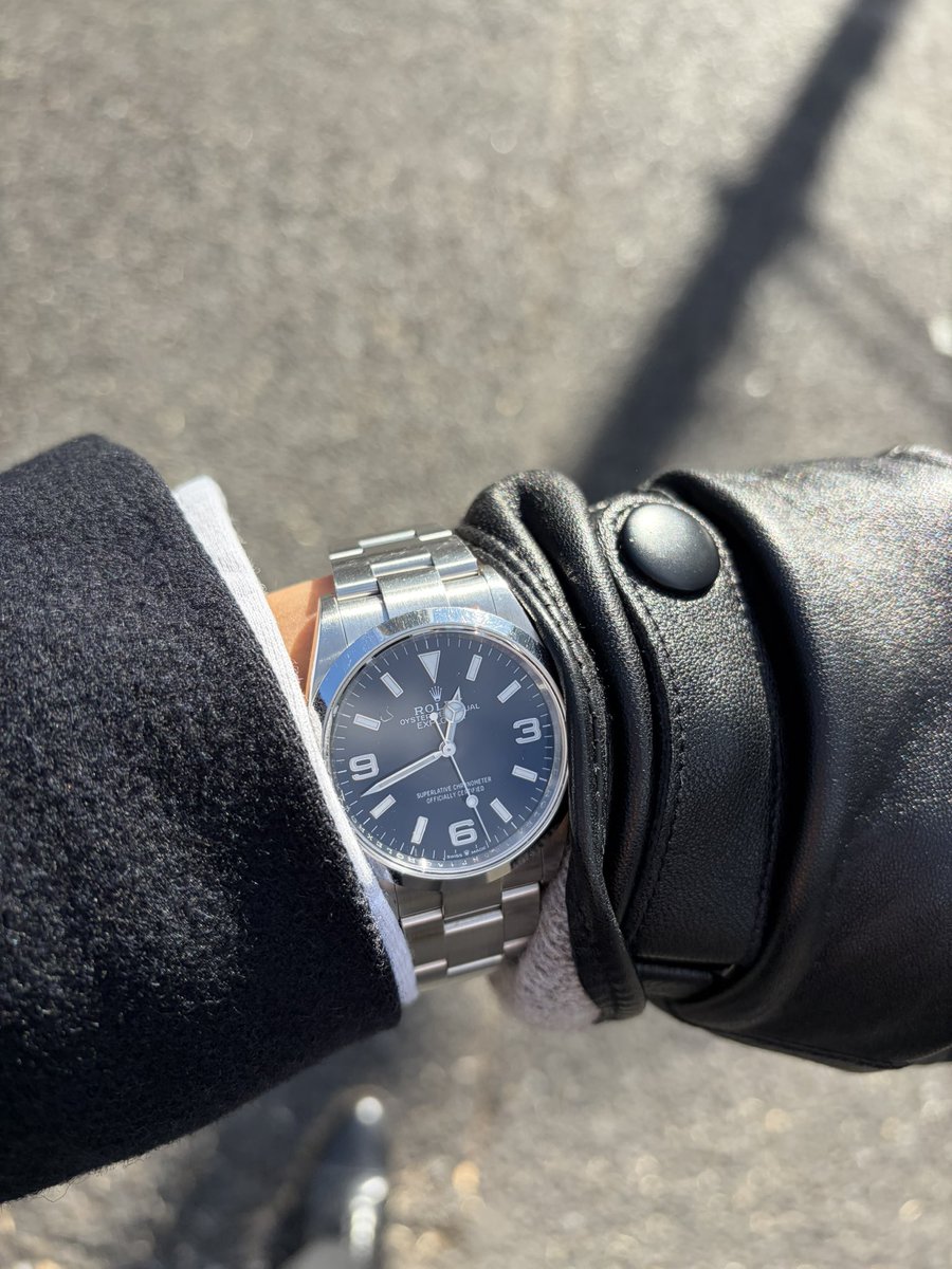 Kyosuke_Rolex's tweet photo. エクスプローラIの魅力⑤
艶感
表現が難しい部分はありますが、時計全体として艶があります。特に文字盤の数字の部分はキラキラしており、色っぽいです。秒針の進み方も自動巻き特有のカチッカチッと動かず、スムーズに動く所はとにかくスマートです。文字盤見てて飽きないです。
#エクスプローラI https://t.co/qJIDZZlG18