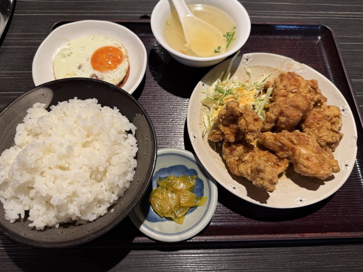 oomoriumao's tweet photo. 【大阪松原】創作チャイニーズ にこにこ亭

油淋鶏定食
カリッと揚がった衣に甘酸っぱいタレが絡んでグッド👍

それに加えて
スープ＋ハムエッグ付きという、
ちょっと嬉しい“町中華らしい”サービス精神。

ご飯大盛り無料、
おかわり＋100円しても1000円超えないという破壊力。

#今日はどこめし https://t.co/kQuRtrmCBB