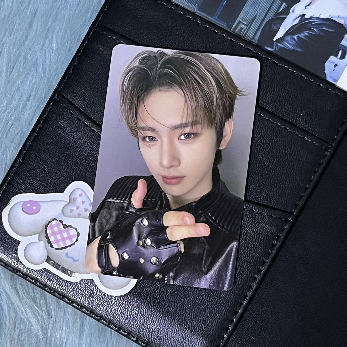 hwngjms's tweet photo. dual pistol cat 안냥 arrived home today 🖤 thank you so much @wonijuniz, till our next po ! . . . 𓍢ִ໋🌷͙֒✧˚ ༘ ⋆。˚♡
— #kassmails #fromwonijuni https://t.co/4NkGx55Lfe