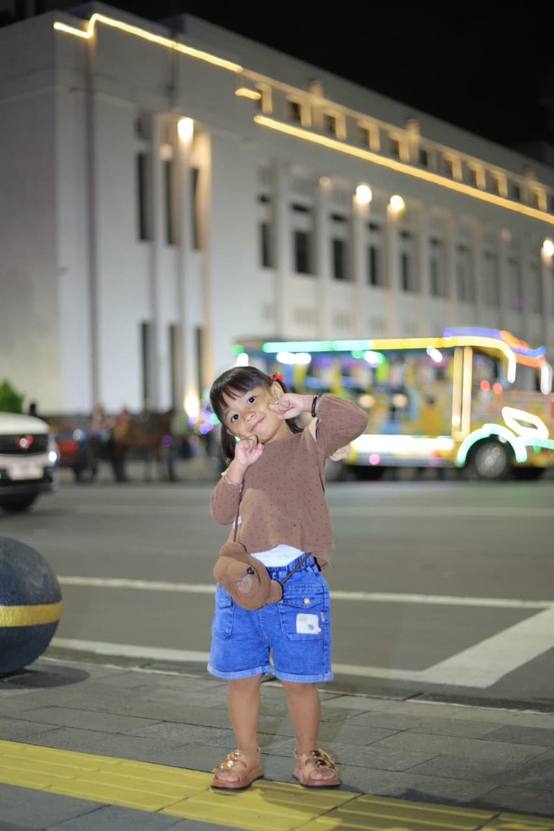 glnggg_'s tweet photo. thanks chat gpt, sudah menerima curhat bapak bapak random ini, 
love banyakkk putri kecilku🖤 
sehat dan bahagia selalu cantikku https://t.co/o7a4IuKjl0