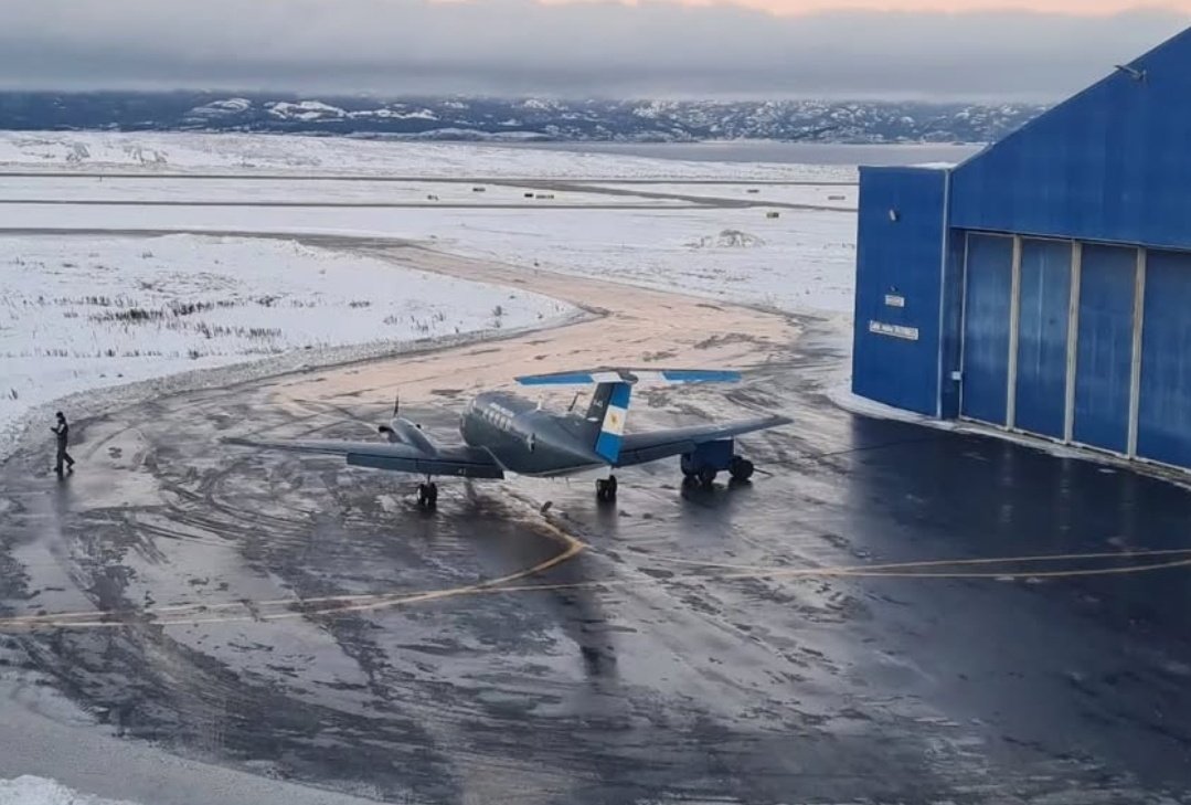 pampaIIIpelis's tweet image. La #Armada 🇦🇷 desplego uno de los 
TC -12 B Huron  a Tierra del Fuego .
Empezara a operar de forma permanente desde Ushuaia y cumplira misiones de SAR y control de los espacios soberanos