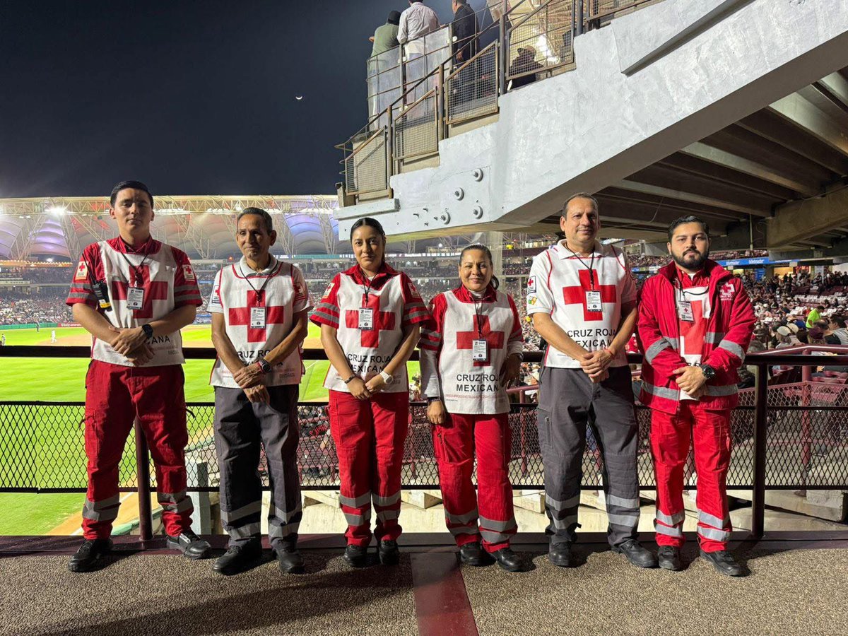 📢⚾️ Mientras la emoción de la final se vive en el diamante, nuestros voluntarios de Cruz Roja Sinaloa ❤️ están listos para salvaguardar la salud de los asistentes en el primer partido entre Tomateros de Culiacán y Charros de Jalisco.
Siempre presentes, siempre humanitarios. 🚑