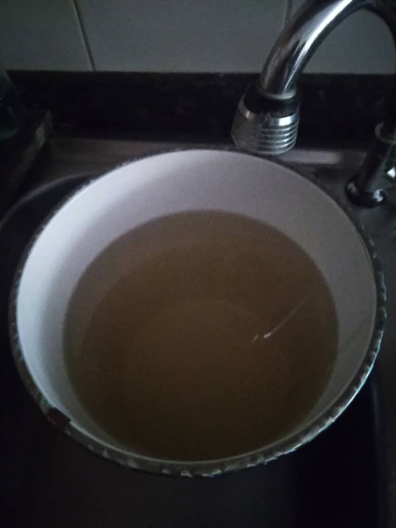 Cuando <a href="/HidroCapital2/">Hidrocapital</a>  tiene 1 días ya el servicio y así sale el agua ! Me baño ? <a href="/minaguasoficial/">Minaguas_ve</a> <a href="/mastporlapatria/">Carlos Mast Yustiz</a> #guarenas #21Enero