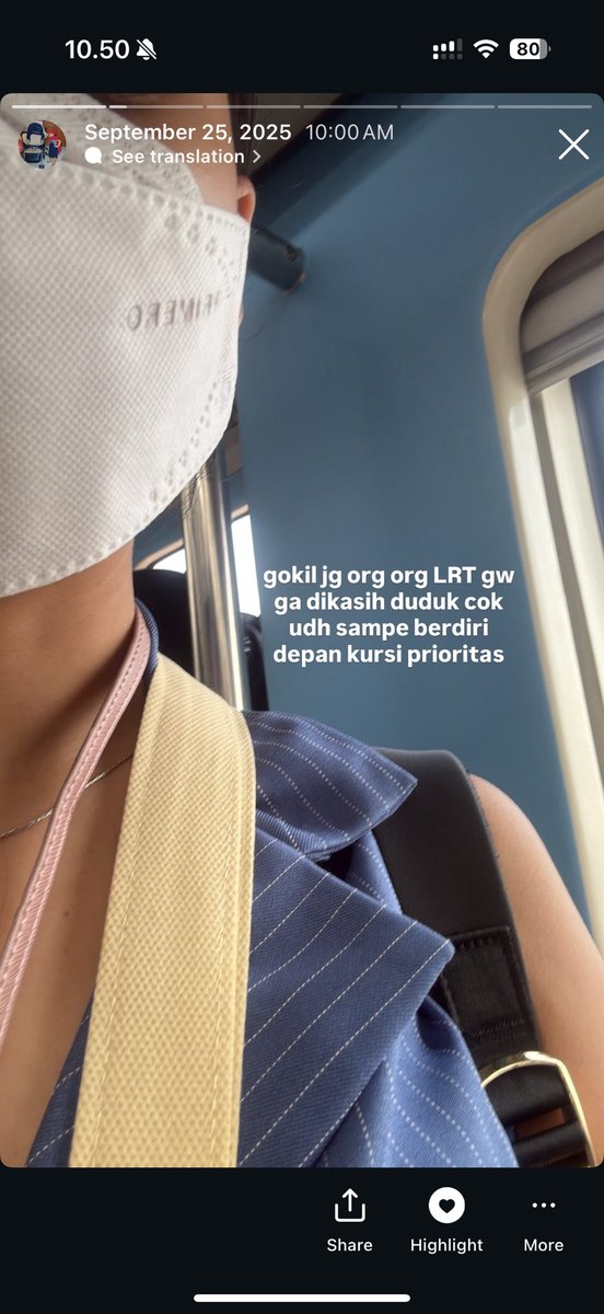 beautales_'s tweet photo. operasi waktu itu bikin  tangan kiriku gabisa berfungsi dgn normal dan sakit bgt, jd pas kambuh pake arm sling gini

naik LRT, penuh, aku berdiri depan kursi prioritas GA ADA YG NGASIH pdhl yg duduk bkn lansia, bukan bumil, ya pekerja pekerja seumuranku 😊😊😊 https://t.co/3ZCctfuw60