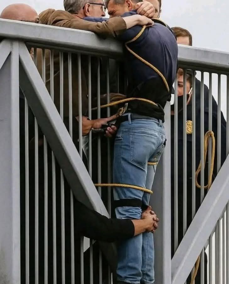 Mr_Husky1's tweet image. In London, a young man climbed onto a bridge and stepped over the railing—desperate, lost inside thoughts no one around him could see. He’d reached a point where he truly believed there was no way out.

And then something happened that he clearly wasn’t expecting: strangers…