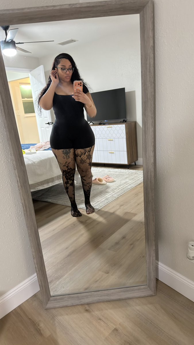 FineShitSeni's tweet photo. Trying on clothes https://t.co/xR9GBVGmiL