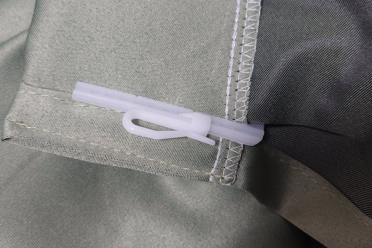 カーテン買い換えたから引っ掛けるやつも買ったらカーテンに付属してて