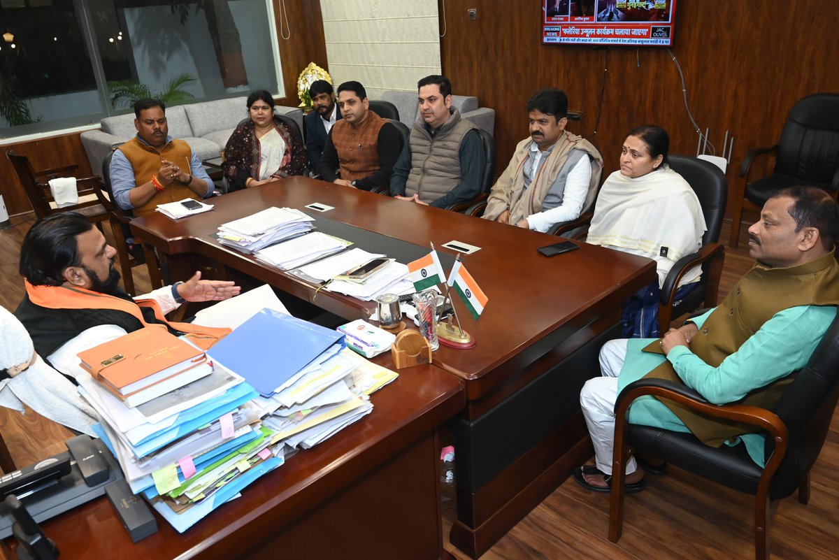 कल पार्टी के शिष्टमंडल के साथ बिहार सरकार के गन्ना उद्योग मंत्री श्री संजय पासवान जी ने गृह मंत्री सह उप मुख्यमंत्री श्री <a href="/samrat4bjp/">Samrat Choudhary</a> जी से मुलाक़ात कर NEET छात्रा मामले की विस्तृत जानकारी दी। शिष्टमंडल ने पूरे प्रकरण की गंभीरता को रेखांकित करते हुए निष्पक्ष एवं त्वरित कार्रवाई