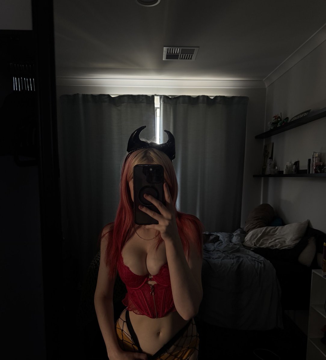 𝑸𝒖𝒆𝒆𝒏 𝑬𝒎𝒊𝒍𝒚🎂14 JUNE💸 tweet media