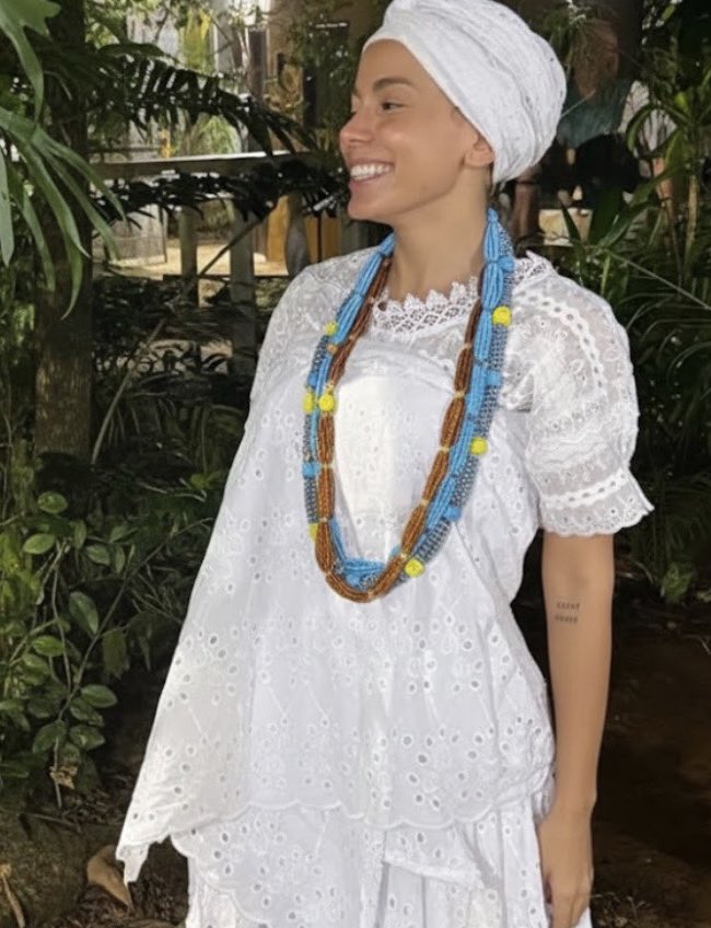 AnittaPress's tweet image. “Eu peço as bençãos de Oxalá, meu pai Oxóssi, minha mãe Oxum, Logun Edé” — Anitta em “Benção”. 🏹