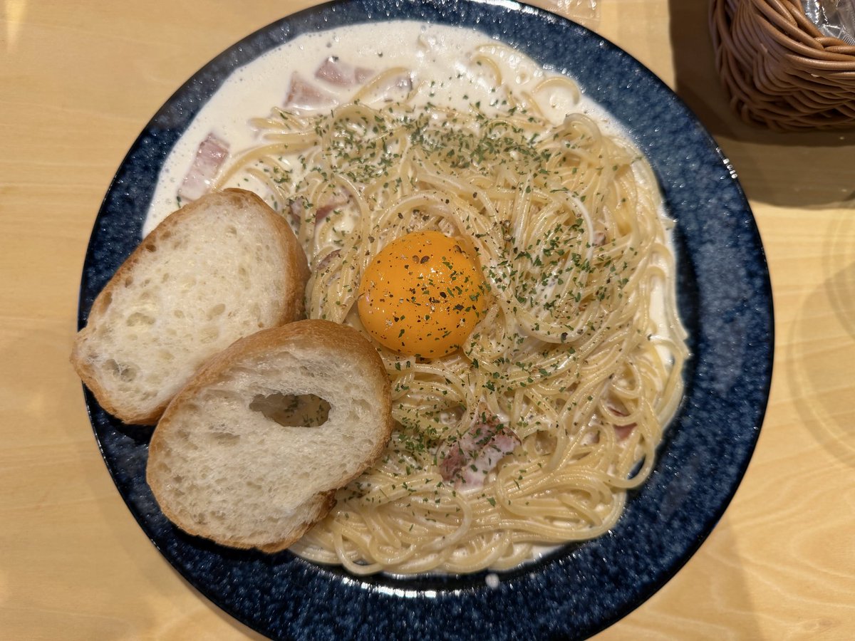 oomoriumao's tweet photo. 【大阪松原】スパゲッティ エンドワン

カルボナーラ特盛。

食べるのはパスタじゃなくてスパゲッティ。

ぴりっと効いた黒胡椒、パセリの香り、濃厚たっぷりカルボナーラソースのクリーミーさのバランスが絶妙。

ランチでこのレベルのスパゲッティは満足度高め。

#今日はどこめし https://t.co/HRZokdBUqB