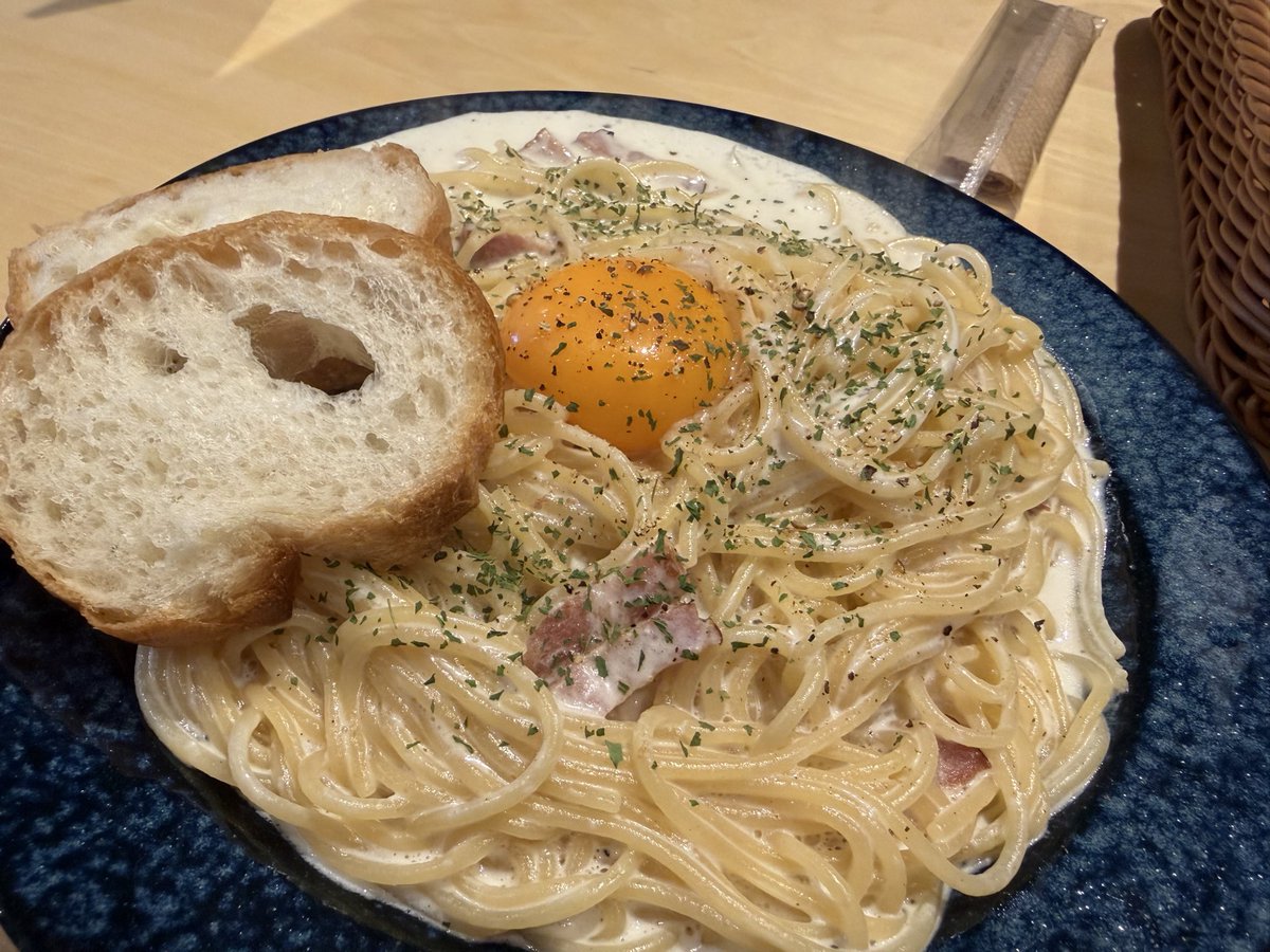 oomoriumao's tweet photo. 【大阪松原】スパゲッティ エンドワン

カルボナーラ特盛。

食べるのはパスタじゃなくてスパゲッティ。

ぴりっと効いた黒胡椒、パセリの香り、濃厚たっぷりカルボナーラソースのクリーミーさのバランスが絶妙。

ランチでこのレベルのスパゲッティは満足度高め。

#今日はどこめし https://t.co/HRZokdBUqB