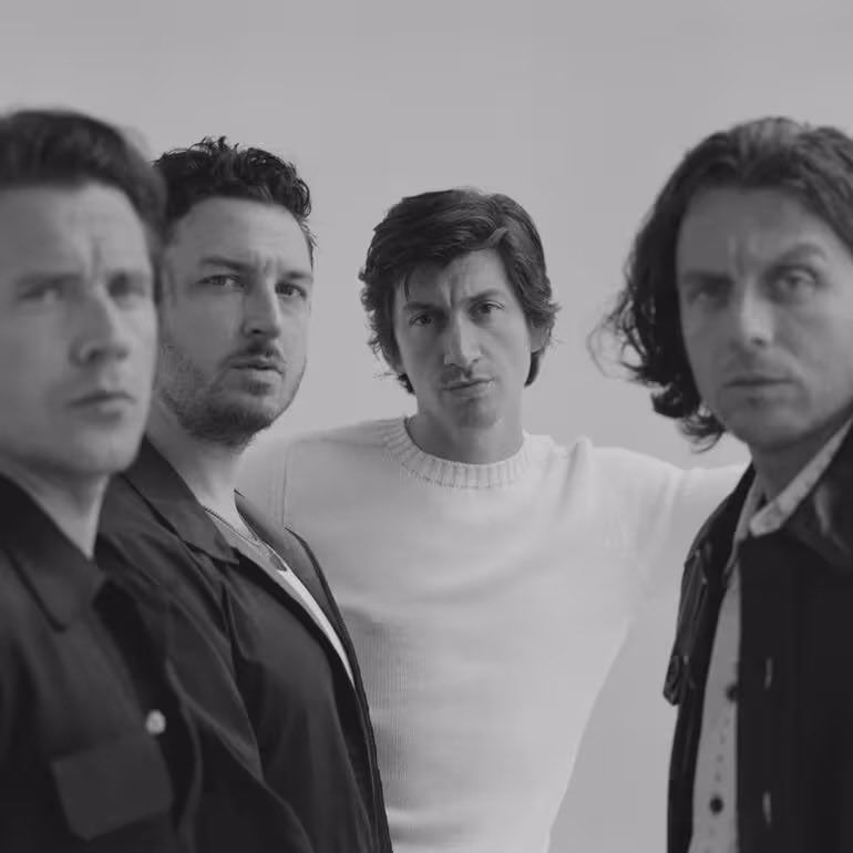 ARCTIC MONKEYS ESTAN DE VUELTA 

Arctic Monkeys estrenará una nueva canción el día de mañana  como parte del compilado de <a href="/WarChildUK/">War Child UK</a>, que brinda apoyo a niños afectados por la guerra.