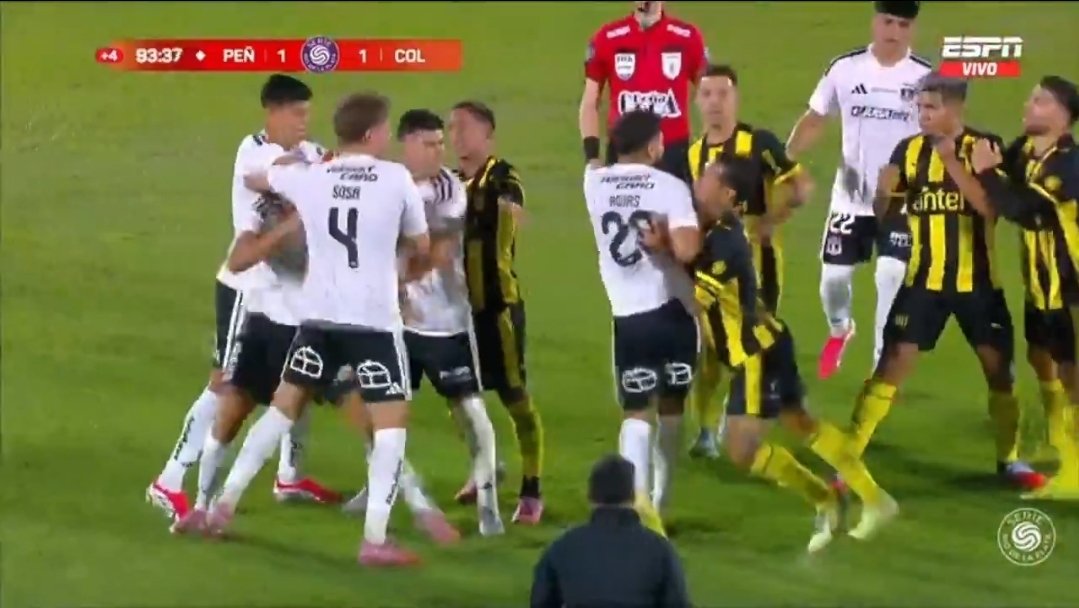 Arezo con la guardia en alto luego de meter la mano, emana Aura