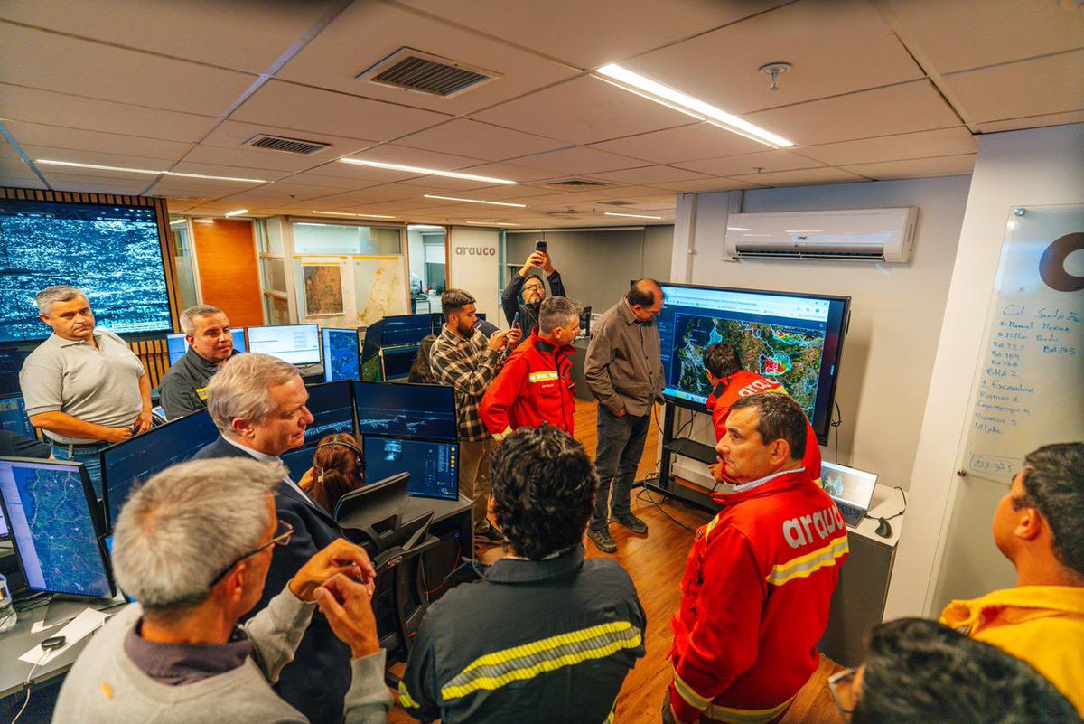joseantoniokast's tweet image. Terminando una larga jornada en Ñuble y Bio Bio visitando, a medianoche, la Central de Monitoreo de Incendios de la Empresa Arauco. Gran trabajo de un equipo que se preocupa de prevenir y monitorear el sur de nuestro país. #UnidosAnteLaEmergencia