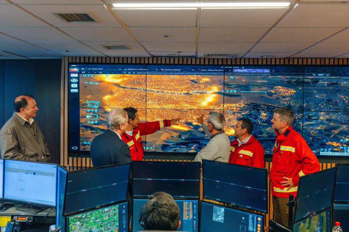 joseantoniokast's tweet image. Terminando una larga jornada en Ñuble y Bio Bio visitando, a medianoche, la Central de Monitoreo de Incendios de la Empresa Arauco. Gran trabajo de un equipo que se preocupa de prevenir y monitorear el sur de nuestro país. #UnidosAnteLaEmergencia