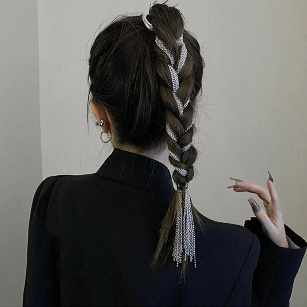 街中で三つ編みにシルバーのチェーン編み込んでる人いてめちゃくちゃ可愛かった！！こういうの！！