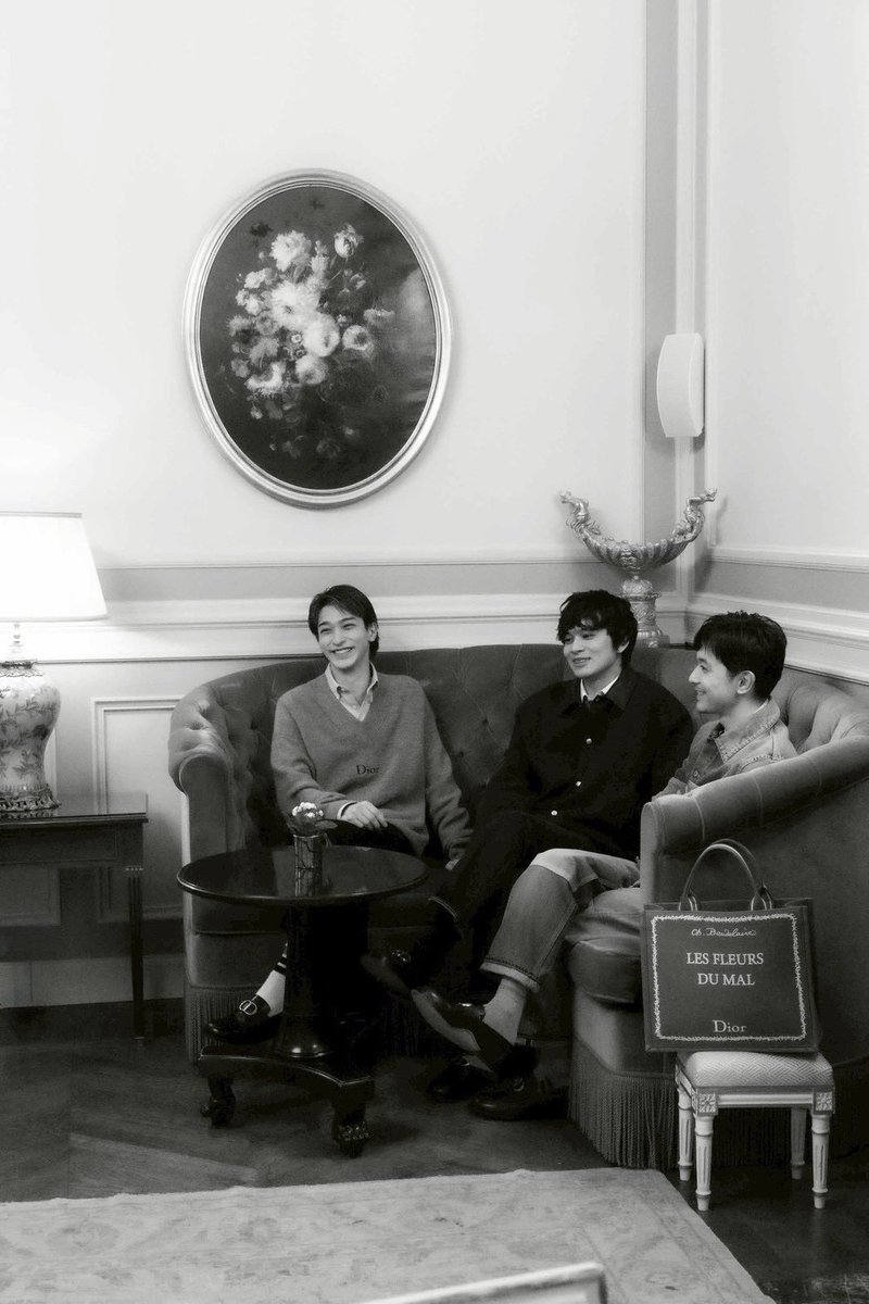 madameFIGARO_jp's tweet photo. ディオール ジャパン アンバサダー 横浜流星と北村匠海、ディオール ビューティー アンバサダーの吉沢亮がパリで談笑する貴重なショットが到着！ 彼らは、ジョナサン・アンダーソンによる2026-27年ウィンター コレクション ショーに出席した。

@DIORJP #DiorWinter26 https://t.co/qm4zLn5jMy