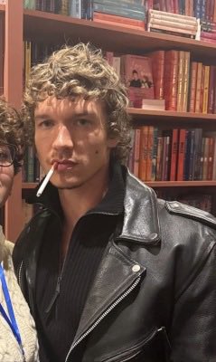 waitwhyo's tweet image. this is the funniest tweet i’ve ever read. in other news here’s hudcon smoking