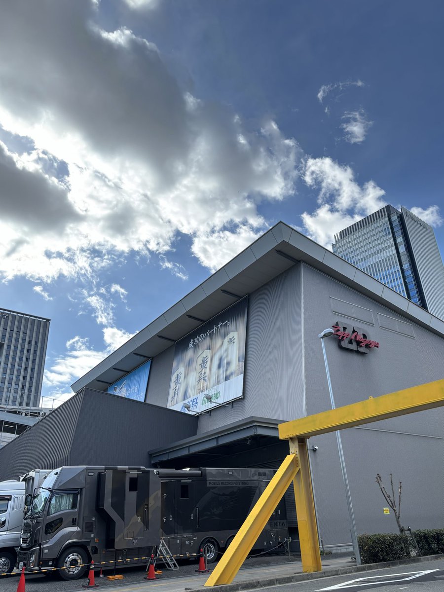 higedism's tweet photo. 帰る前にもう一度Zeppへ〜今日はこのかっこいいMobile recording studioから中継かとワクワク〜名古屋駅着いたら新幹線遅延で乗り継ぎ出来ないことが判明😱別ルート変更して時間潰し〜デパ地下の罠〜間に合え配信🙏 https://t.co/N8Hihjo3JH